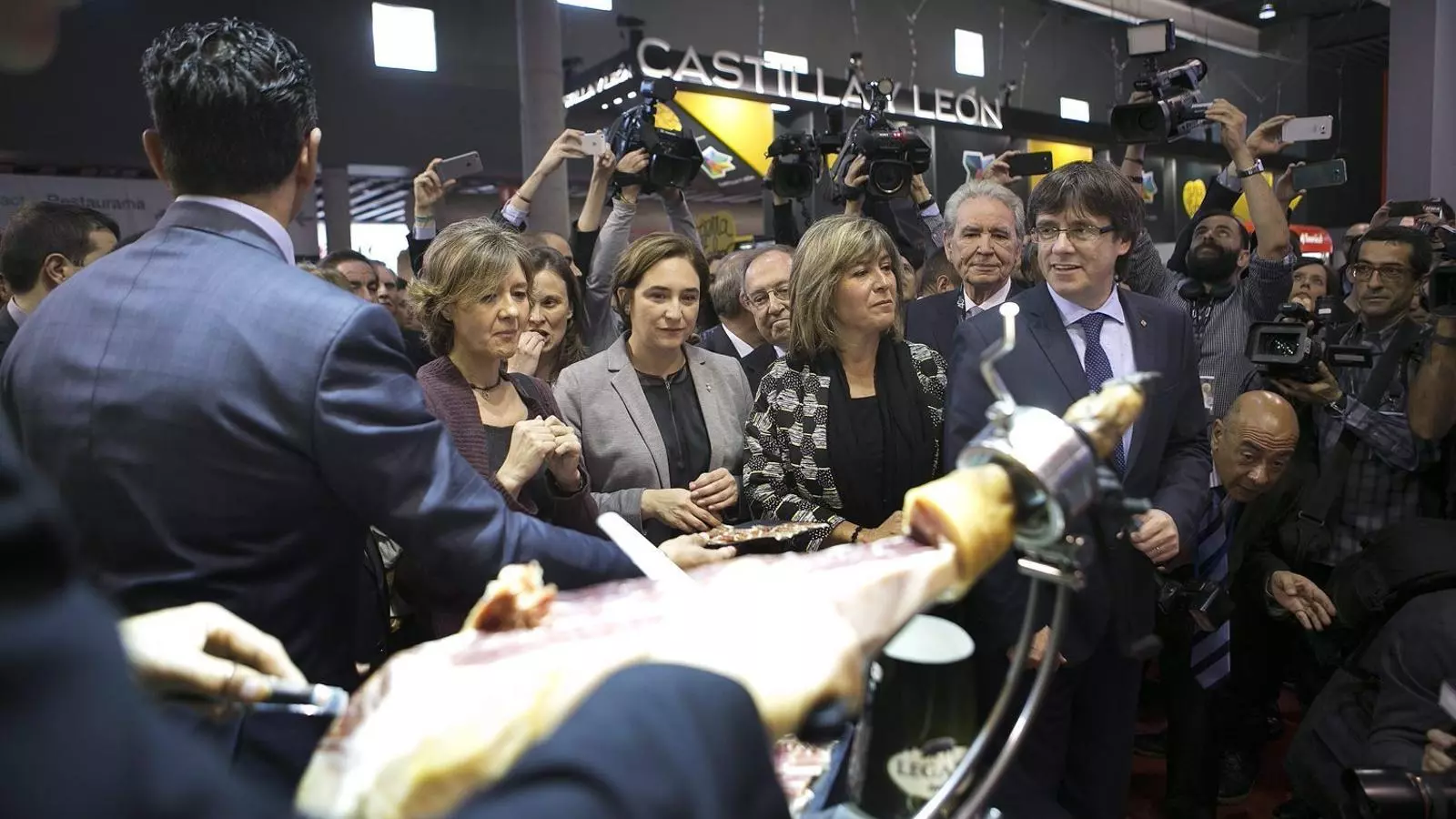 El president de la Generalitat, Carles Puigdemont, va visitar la fira Alimentaria amb Ada Colau, Núria Marín i la ministra Isabel García Tejerina.