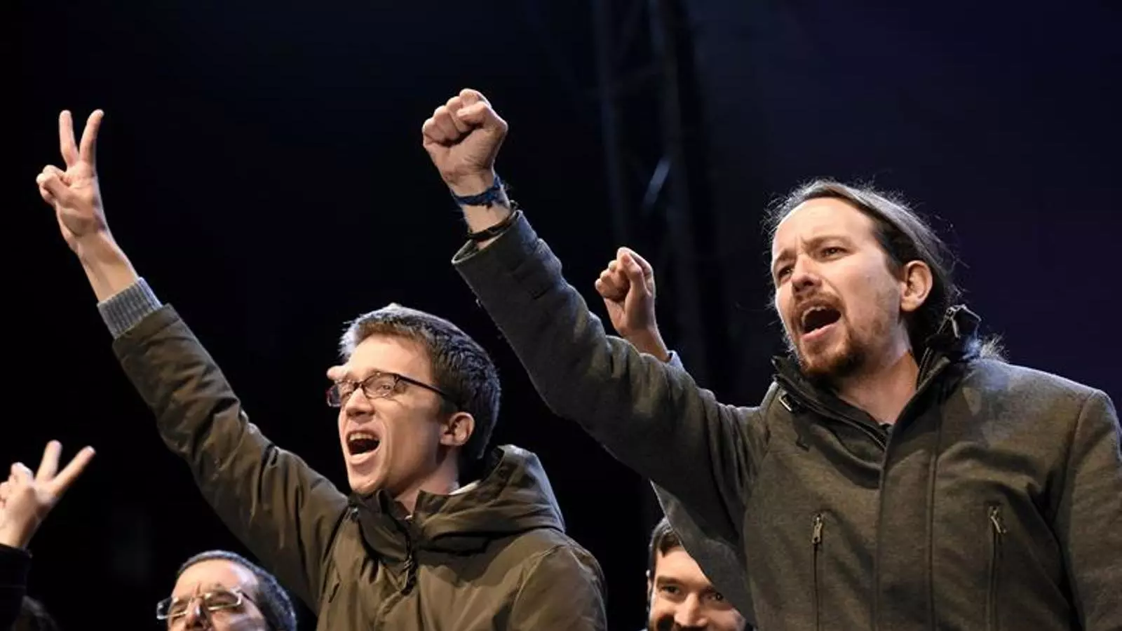 Pablo Iglesias i Íñigo Errejón durant la celebració de la nit electoral a la plaça del Reina Sofia de Madrid / EFE