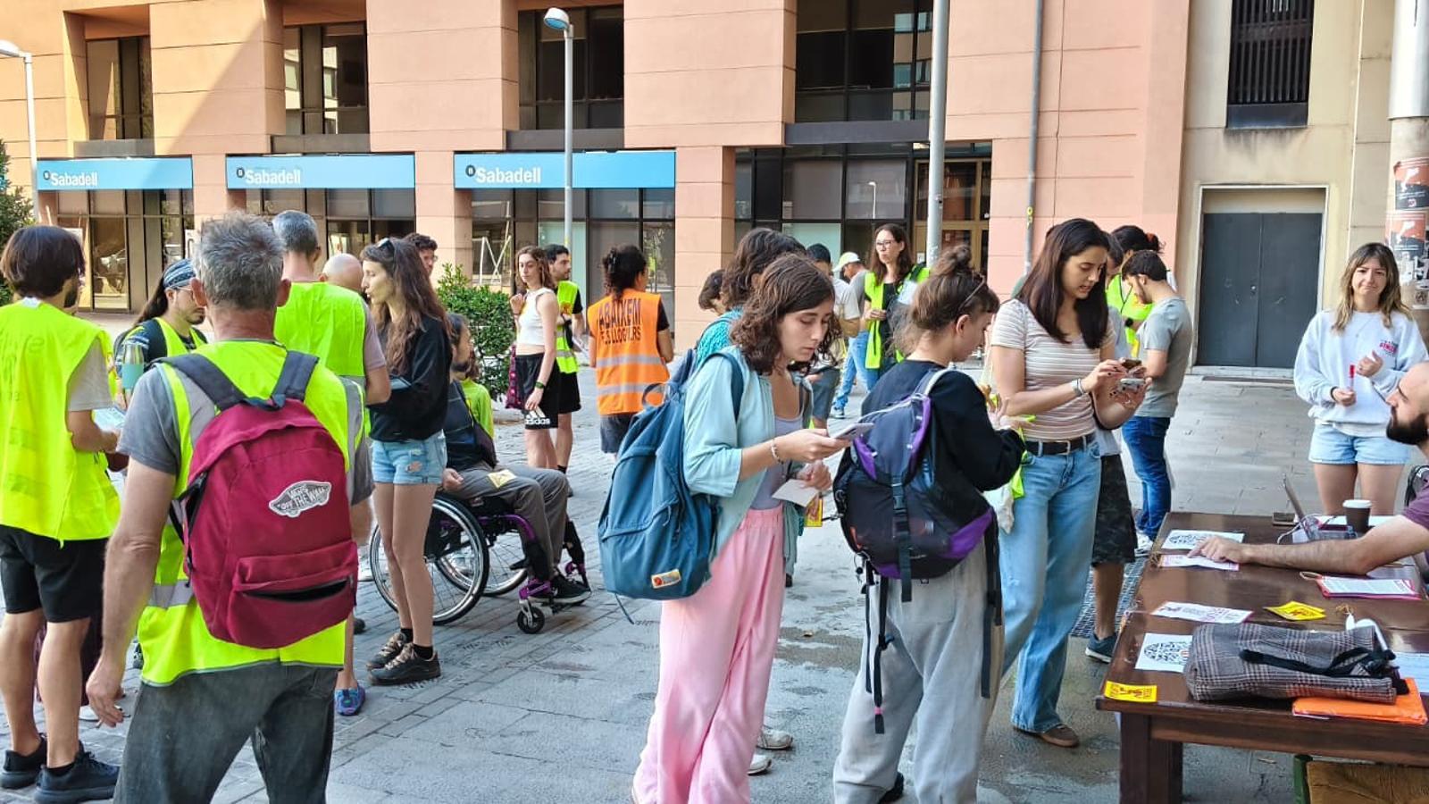 Diversas personas participando en la macroencuesta de este sábado sobre vivienda.
