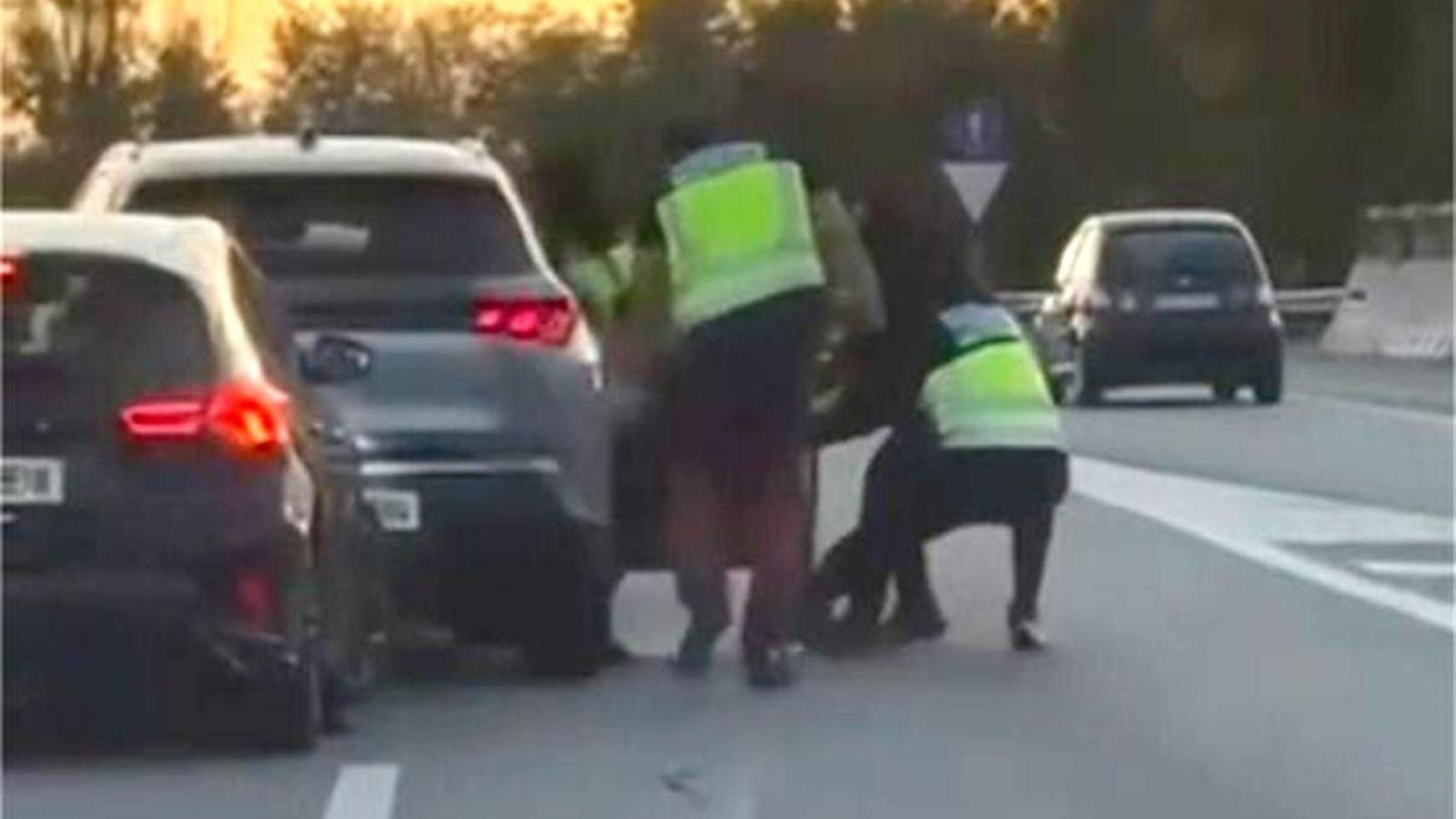 The group of men who forced another to get out of a vehicle in the middle of the AP-7 in a video recorded at the time of the events.