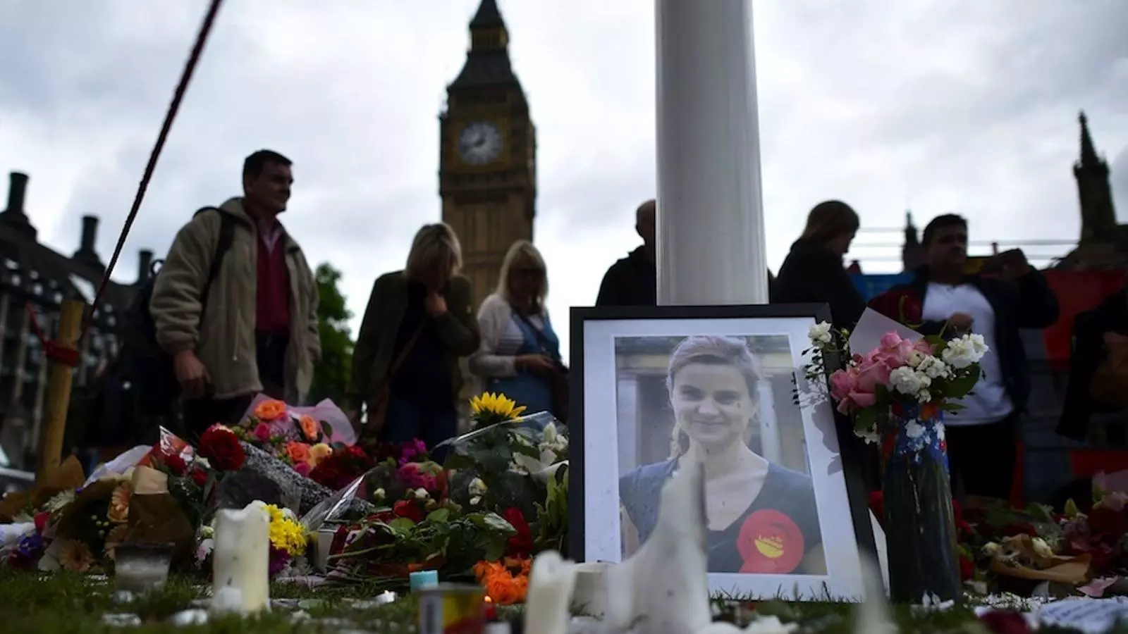 Tribut realitzat a les portes del parlament anglès per a la diputada Jo Cox.