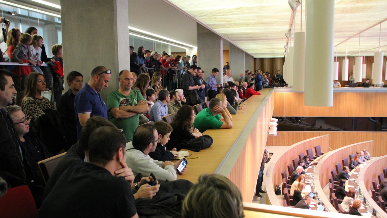 La tribuna de convidats plena de funcionaris / M.T.