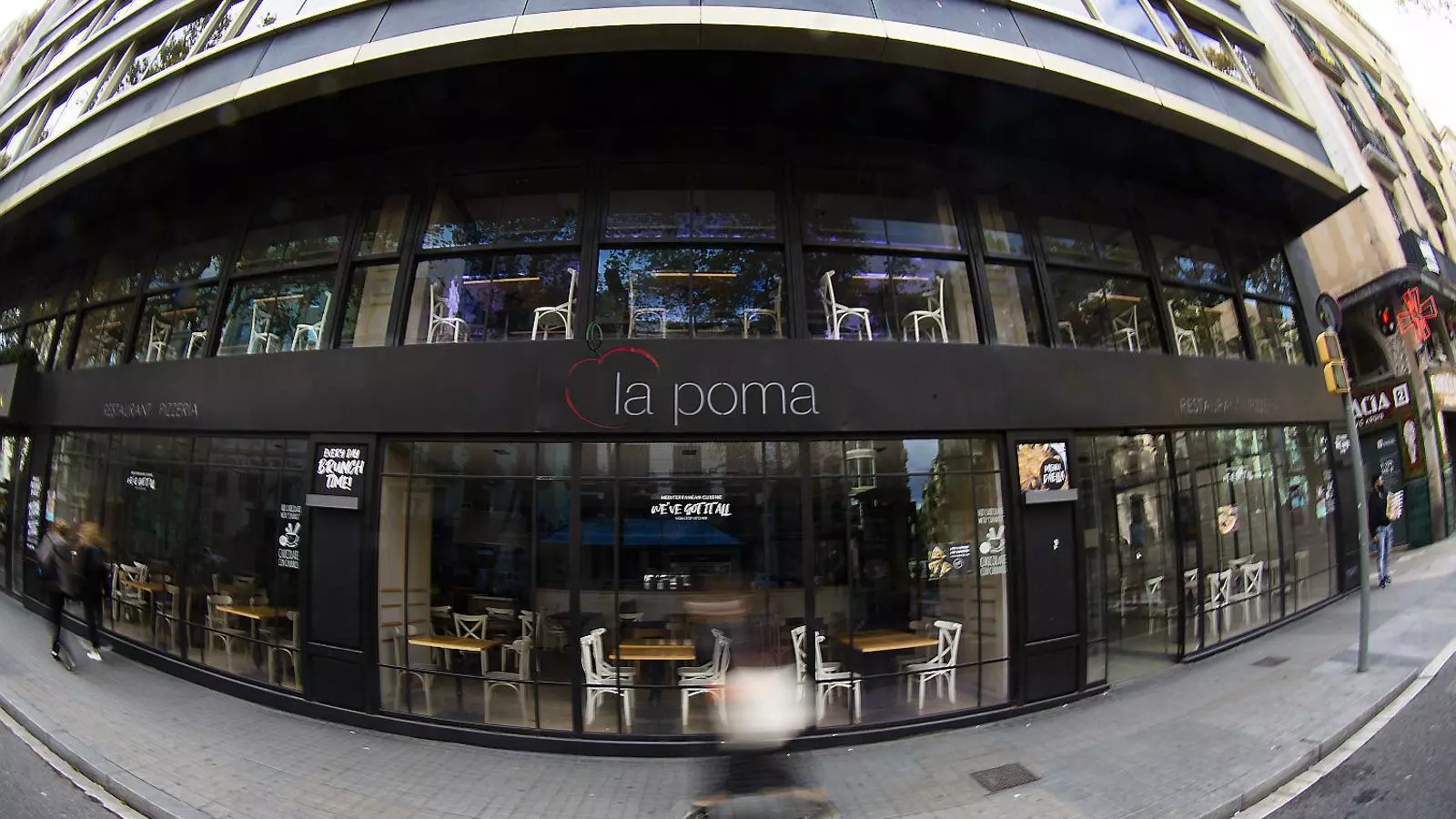 Un restaurant de la Rambla de Barcelona tancat, després que el Govern aprovés per decret els quinze dies de restriccions a bars i restaurants.