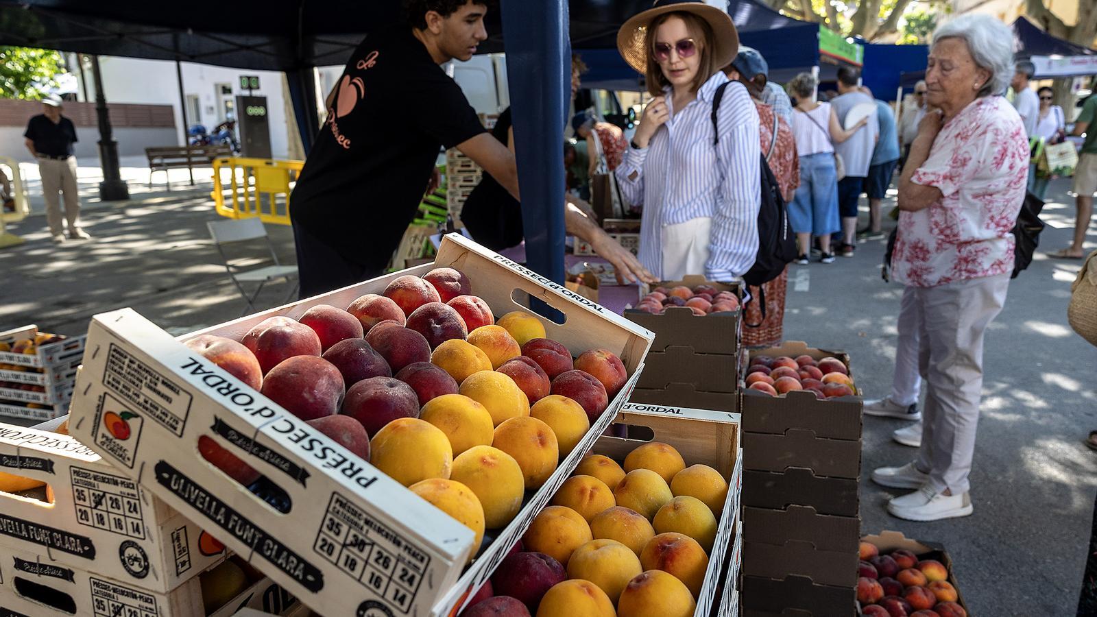 The Sant Pau de Ordal peach market takes place in the town's Subirats square every Saturday and Sunday morning from 9 a.m. to 2 p.m. from June to September.