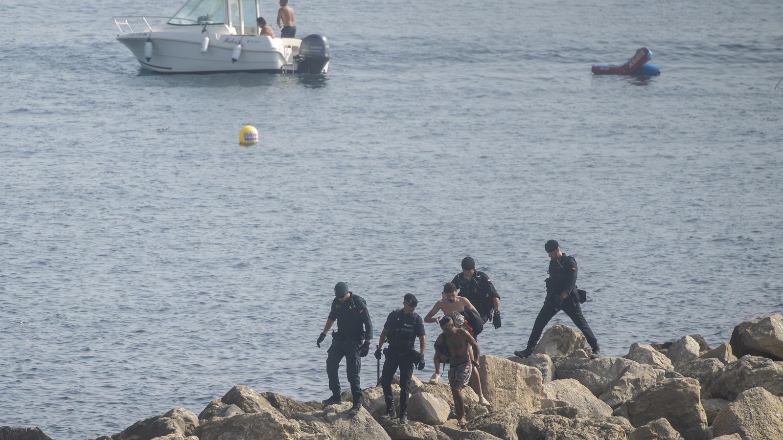 Agentes de la Guardia Civil controlan la frontera de Ceuta.