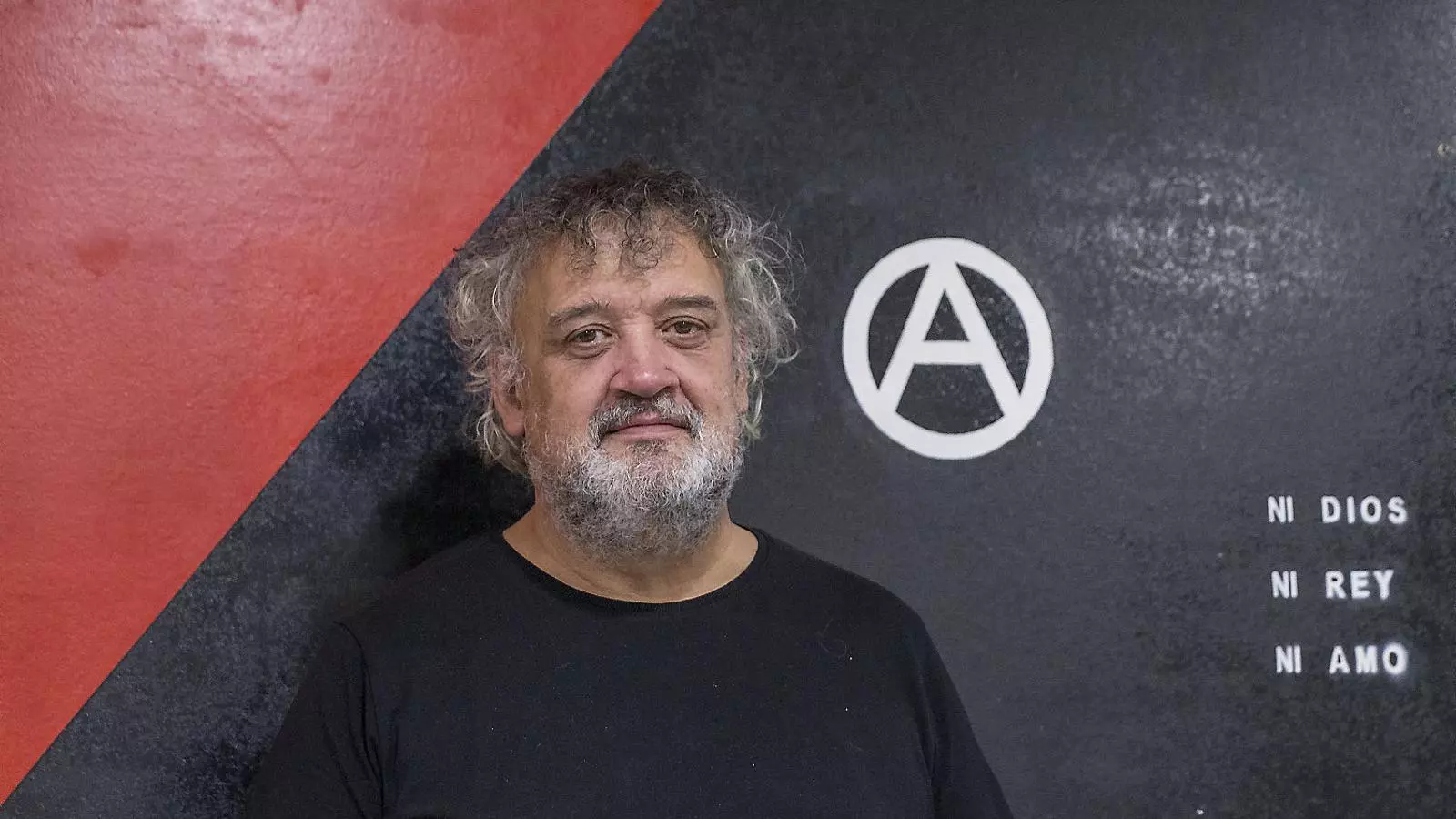 1.Ricardo Merino a la seu de la CGT de l’Anoia. 2. Tall al túnel de Bracons, a la Garrotxa, durant la vaga general del 3-O, que va promoure la CNT amb la CUP.