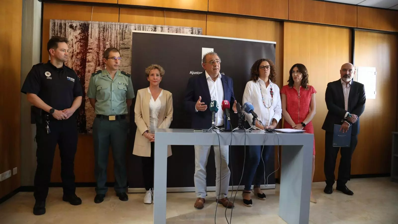 El batle de Calvià i la resta d'autoritats en la roda de premsa d'aquest dimecres