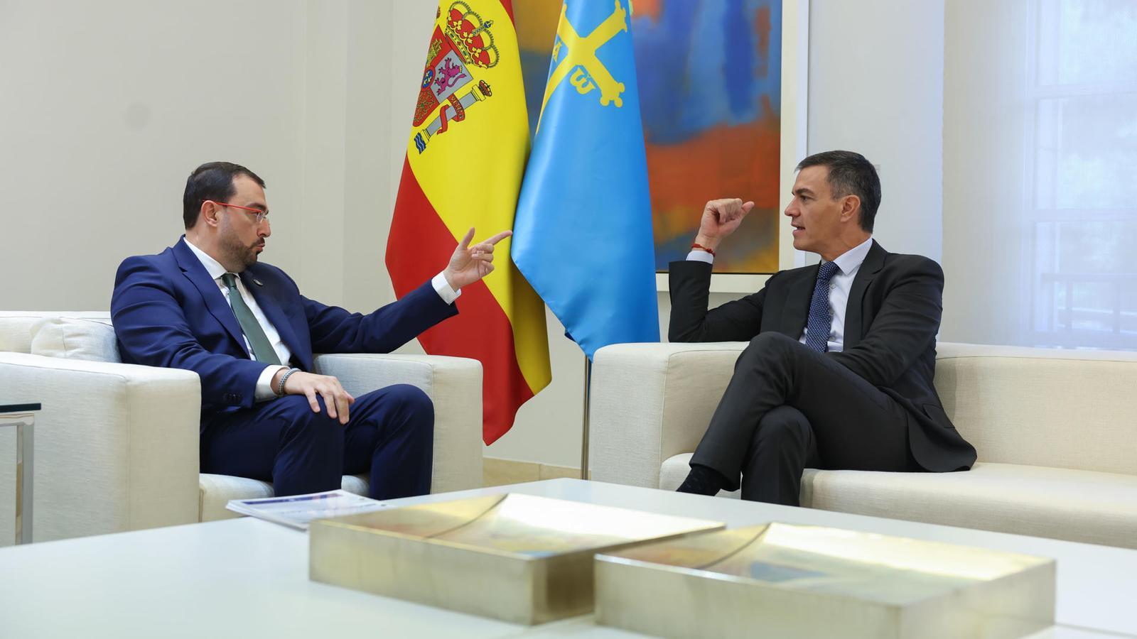 El presidente español, Pedro Sánchez, y el presidente de Asturias, Adrián Barbón, reunidos en la Moncloa
