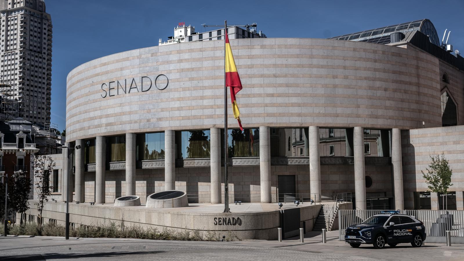 La entrada principal al edificio del senado, en Madrid