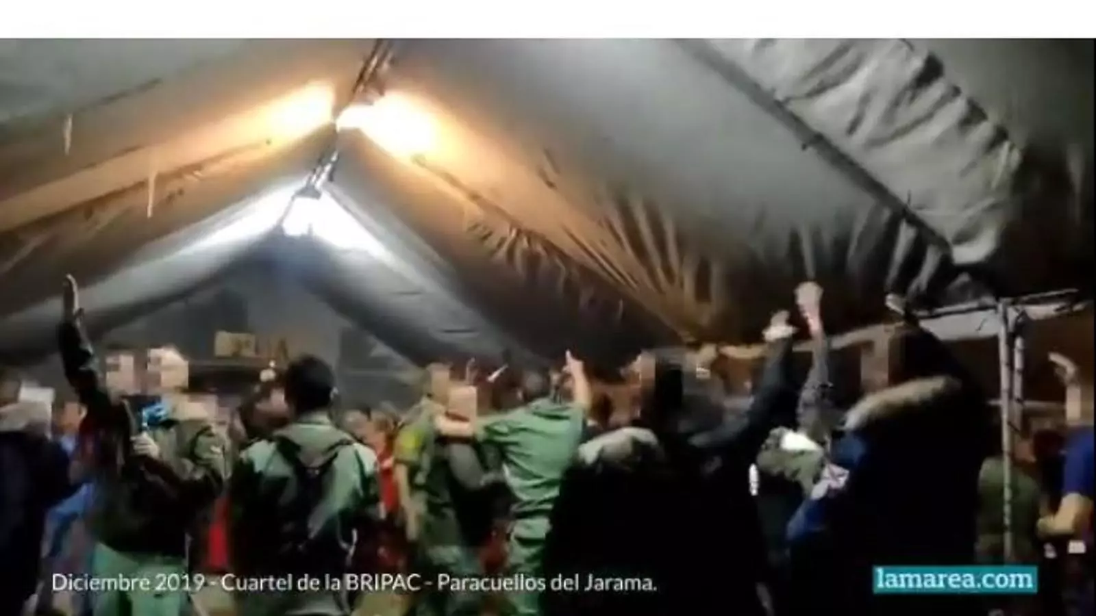 Captura del vídeo difós pel digital En Marea d'una festa amb soldats de l'exèrcit espanyol amb la salutació nazi.