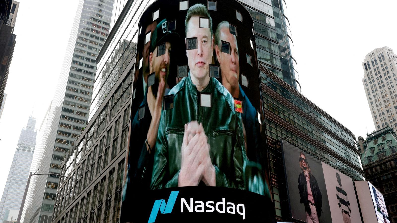 Una retransmisión en directo muestra al consejero delegado de SpaceX, Elon Musk, el día de la salida a bolsa de SpaceX, en la ciudad de Nueva York.