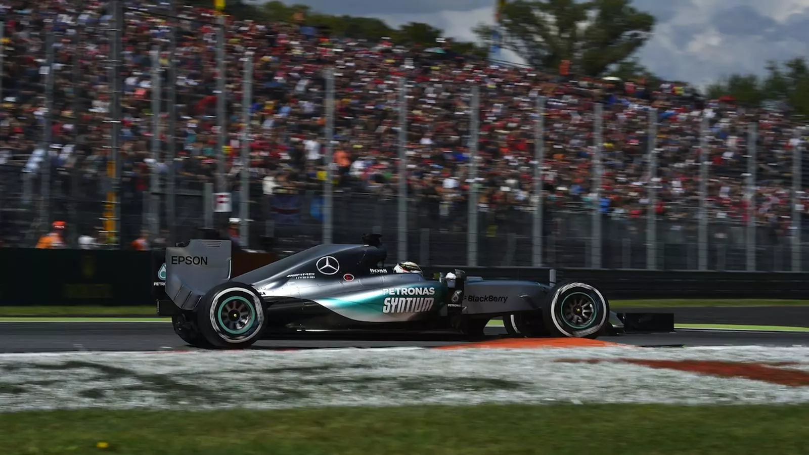 Lewis Hamilton, durant els entrenaments oficials del GP d'Itàlia de F-1 / OLIVIER MORIN / AFP