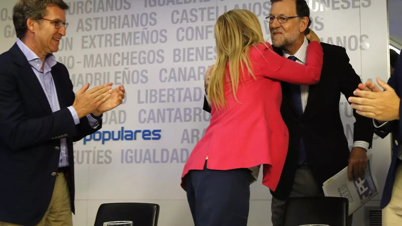 Mariano Rajoy felicitat per Cristina Cifuentes a la reunió del comitè executiu del PP