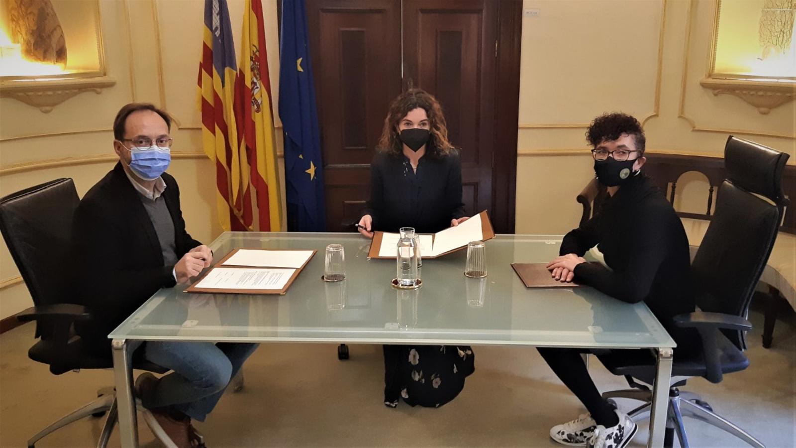 Diputats de Més per Menorca signant l'acord amb Rosario Sánchez del Govern.