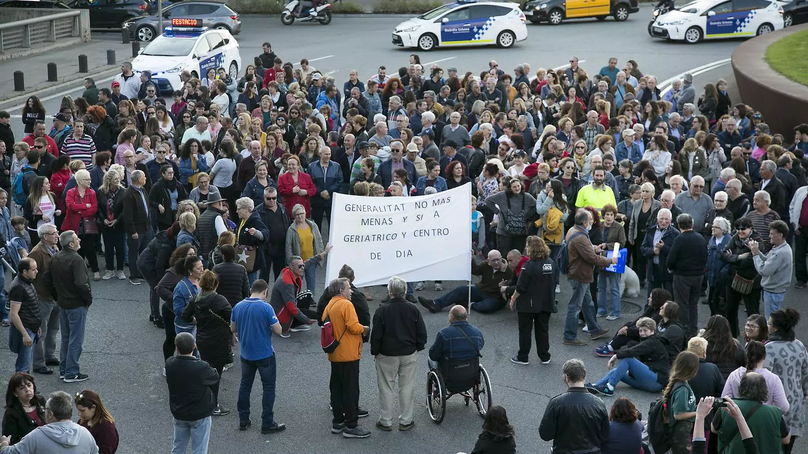 Els veïns de la Marina protesten contra l'obertura d'un centre de 'menes'
