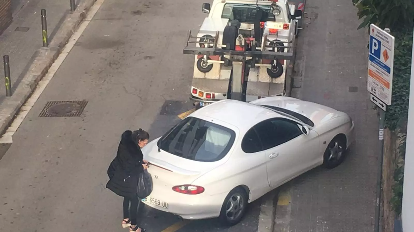 La conductora obre el malater després de fer la compra