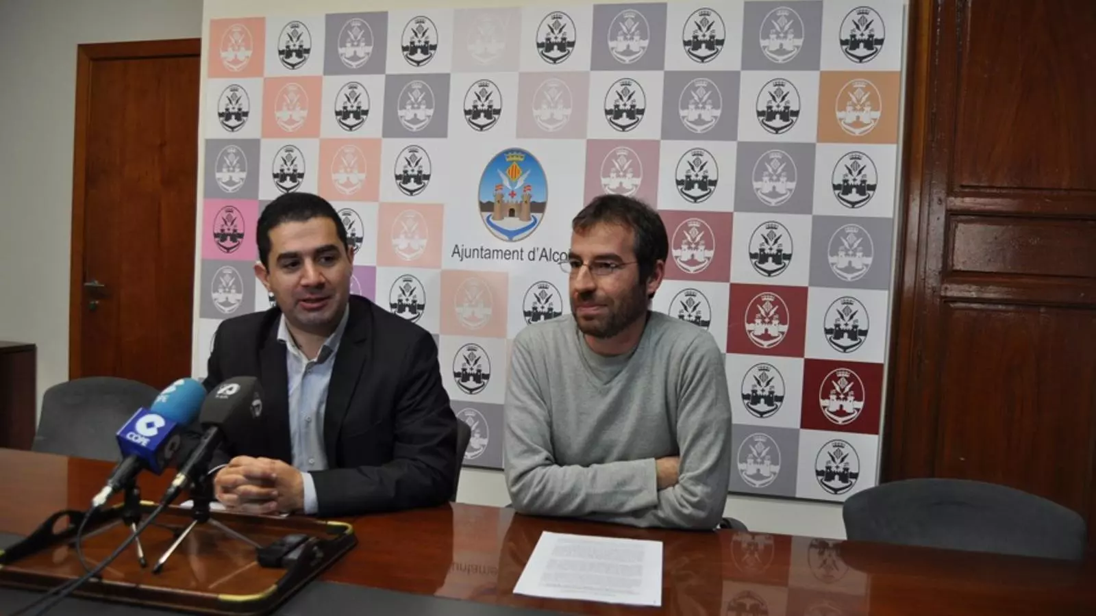 L'alcalde d'Alcoi, Toni Francés (esquerra), durant l'anunci del reconeixement a Isabel-Clara Simó.