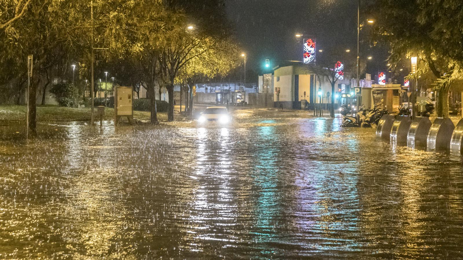 Una calle de Barcelona inundada por un episodio de fuertes lluvias, en una imagen de archivo