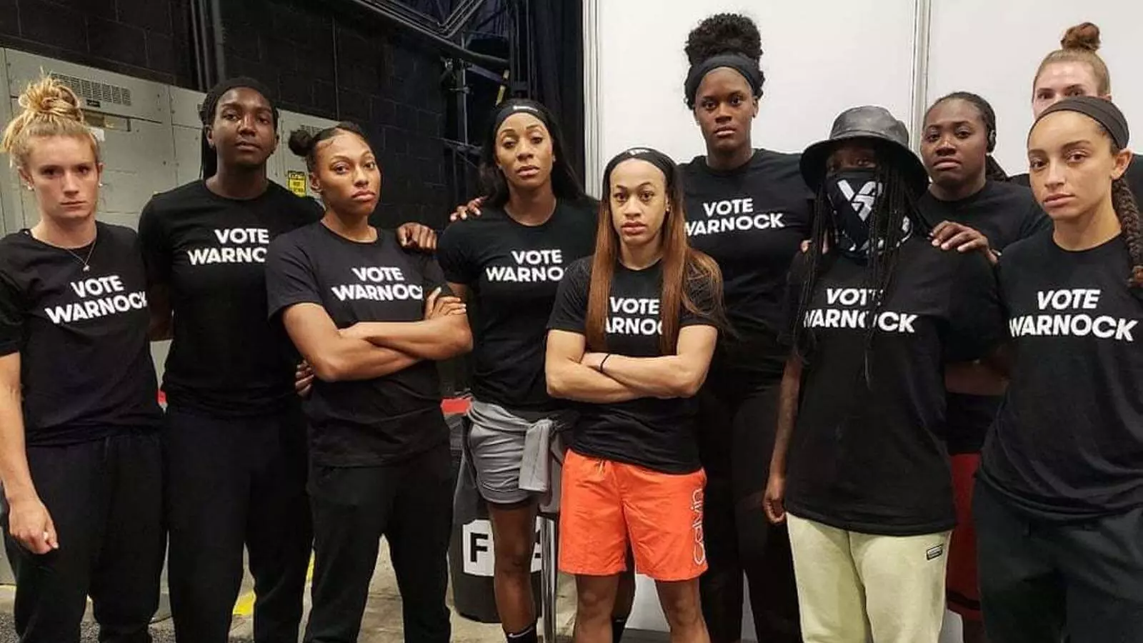 Les jugadores de les Atlanta Dream demanant el vot per a Warnock