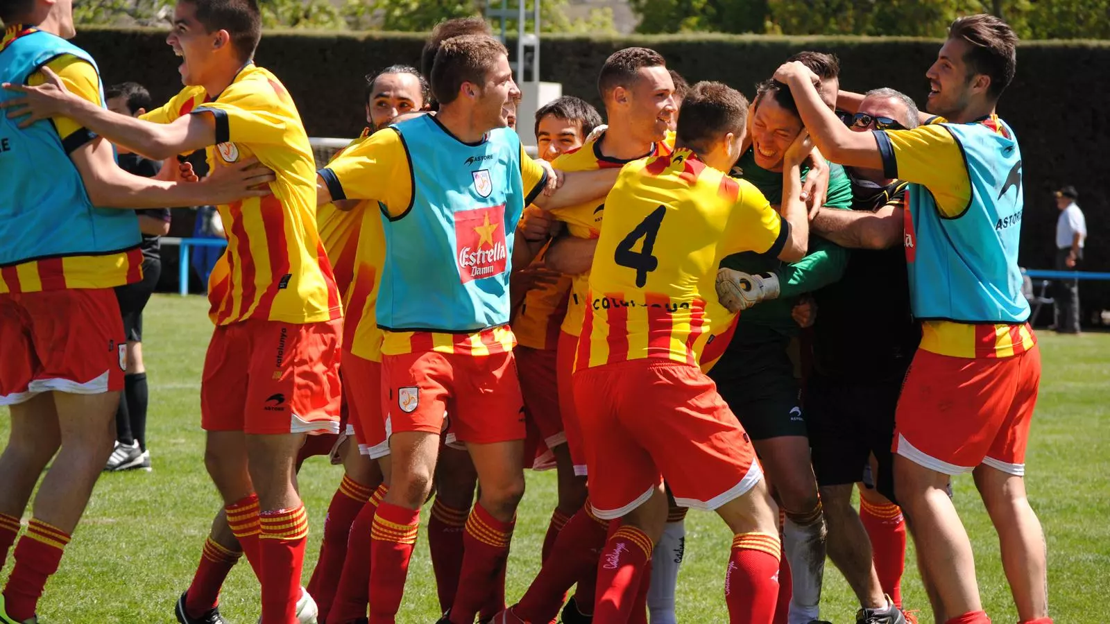 La selecció catalana amateur, celebrant l'accés a la final