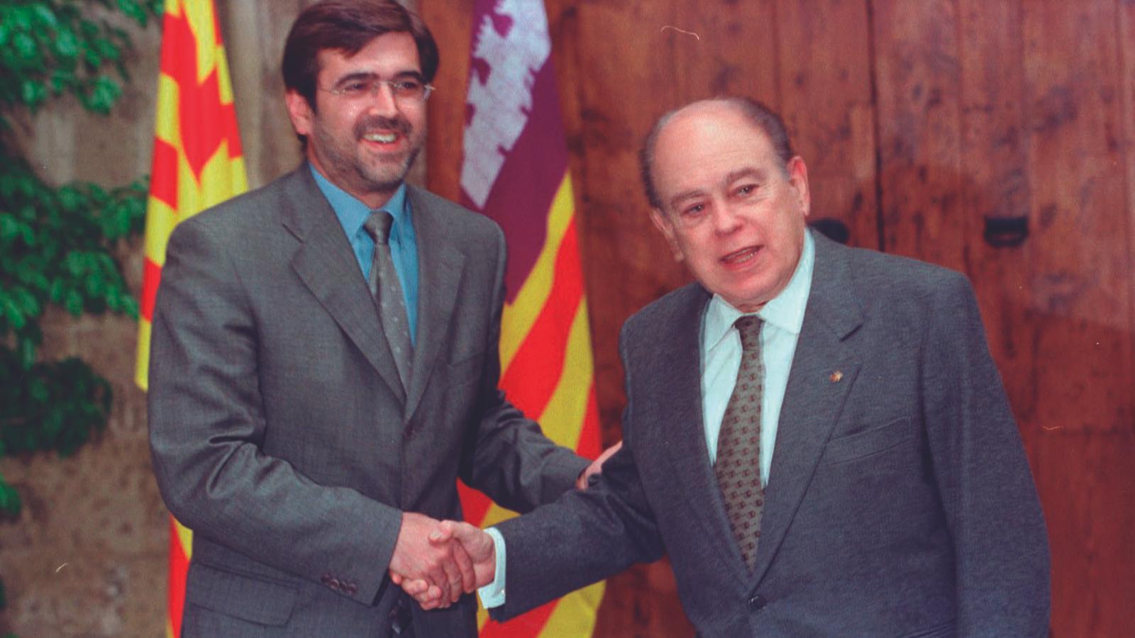 Jordi Pujol, en una visita a Mallorca en 2001, con el entonces presidente balear Francesc Antich.
