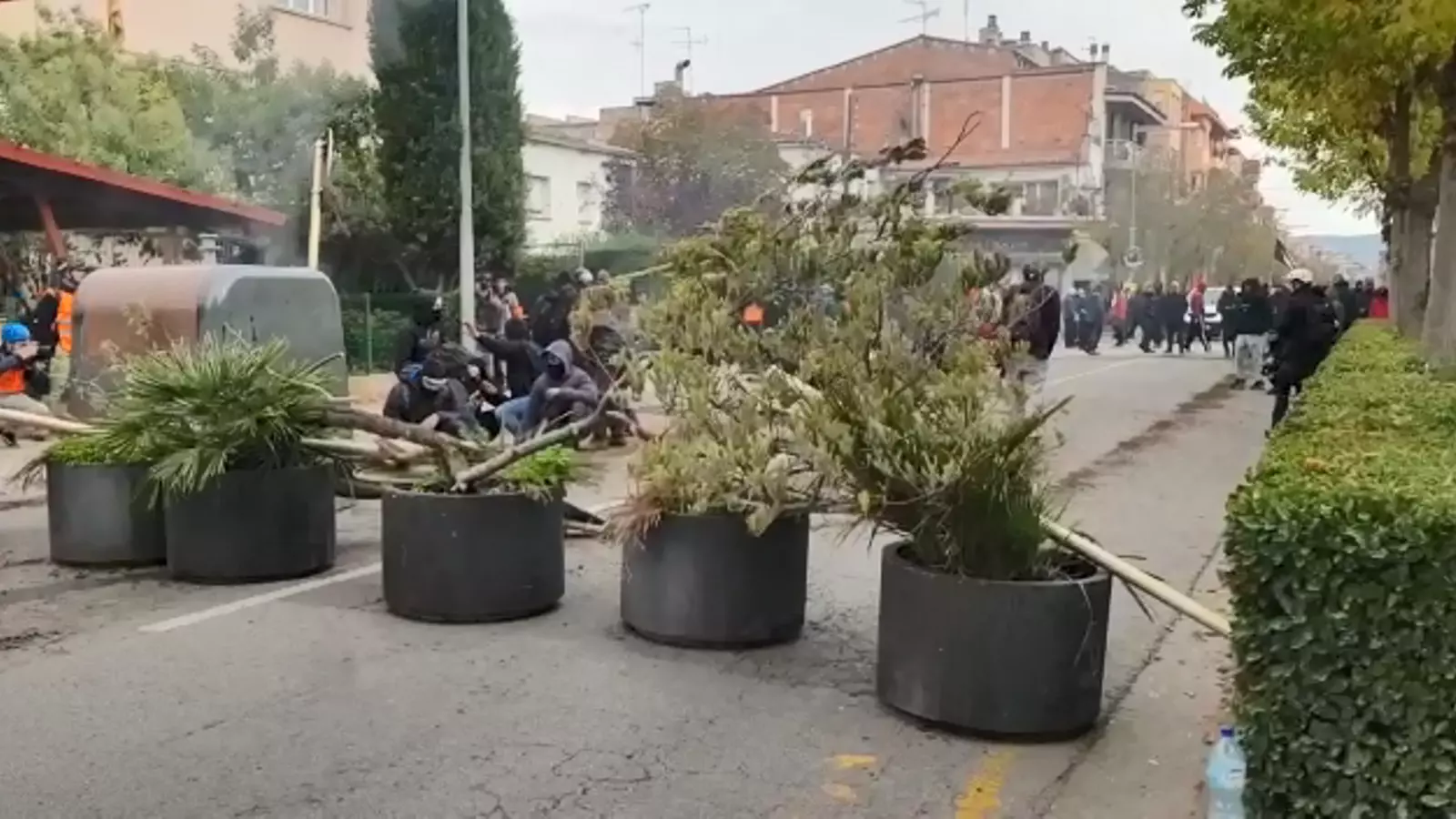 Ara alguns manifestants han muntat una barricada al carrer major de Salt, situat al costat de l'AP-7. La policia els dispara foam