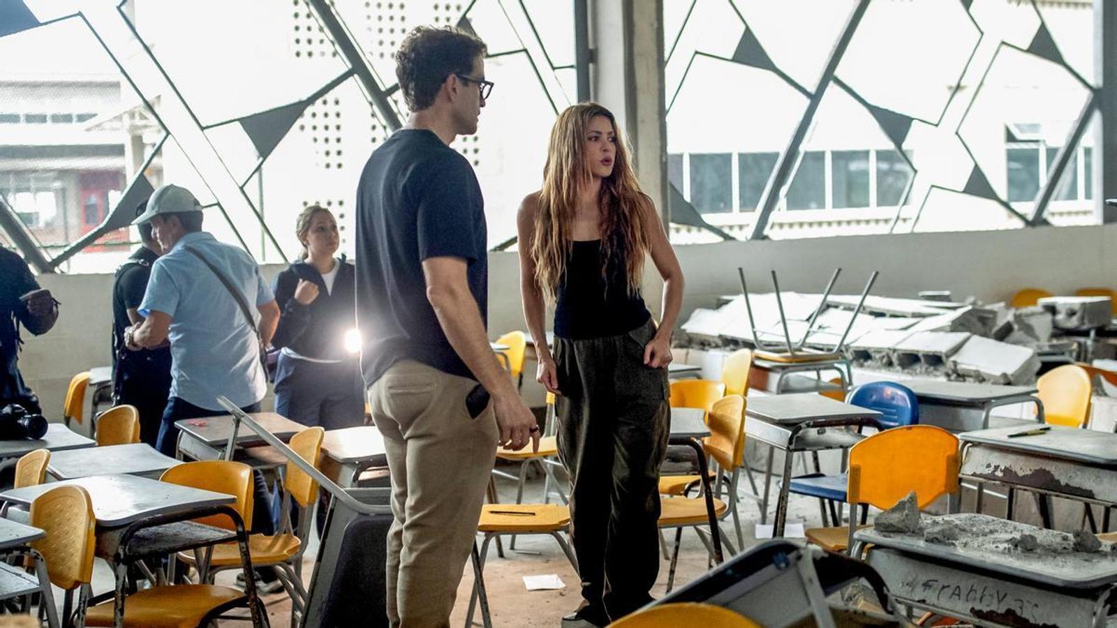 La cantante colombiana Shakira visita la Institución educativa Carrasquilla Industrial, después del terremoto de magnitud 7,4 en Quibdó, Colombia.