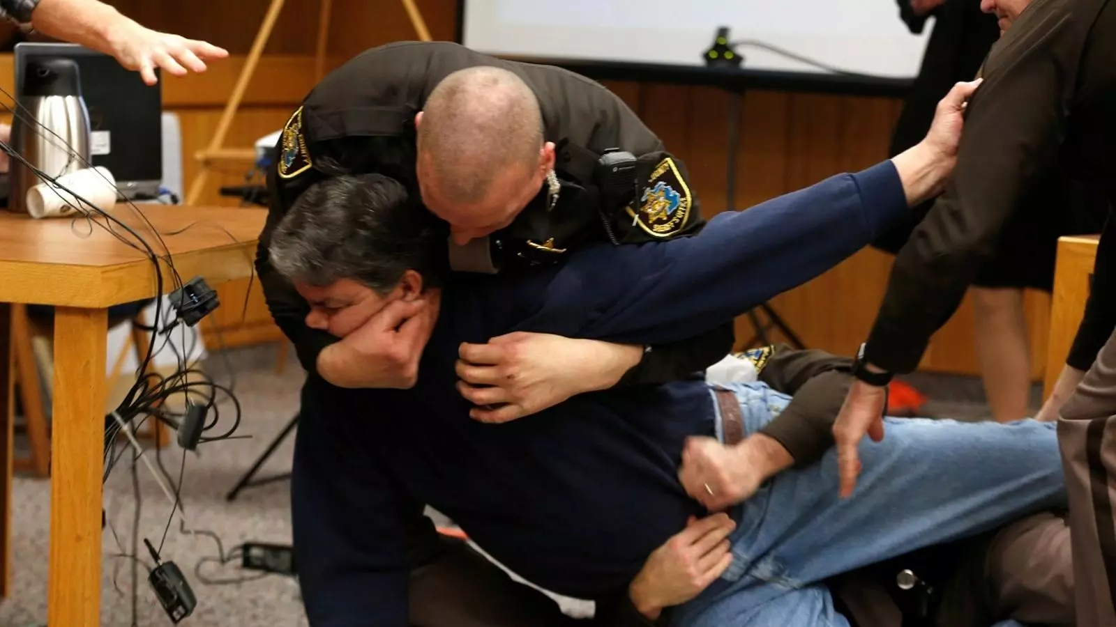 El pare de tres víctimes que ha intentat agredir Larry Nassar durant el judici