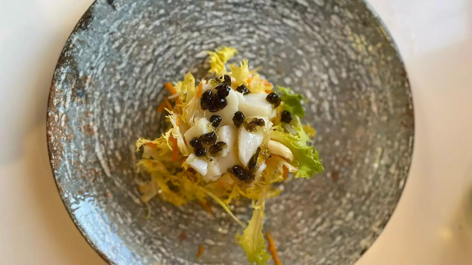 Amanida d'escarola amb bacallà confitat i melmelada de llimona i tàperes