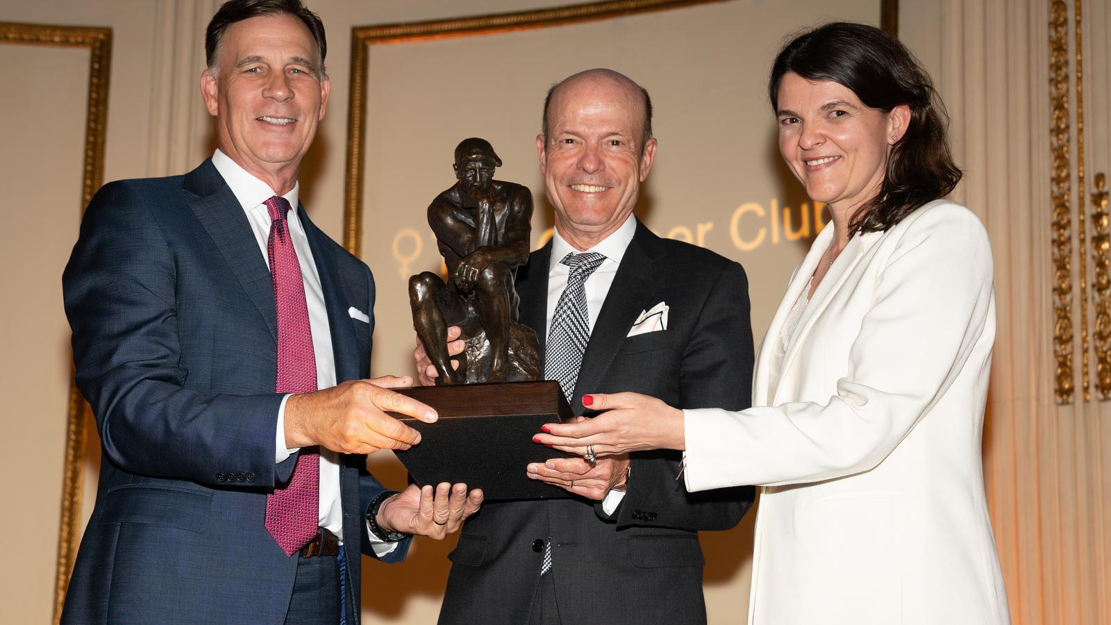 The president of La Farga, Oriol Guixà, receives the ANKH award from The Copper Club