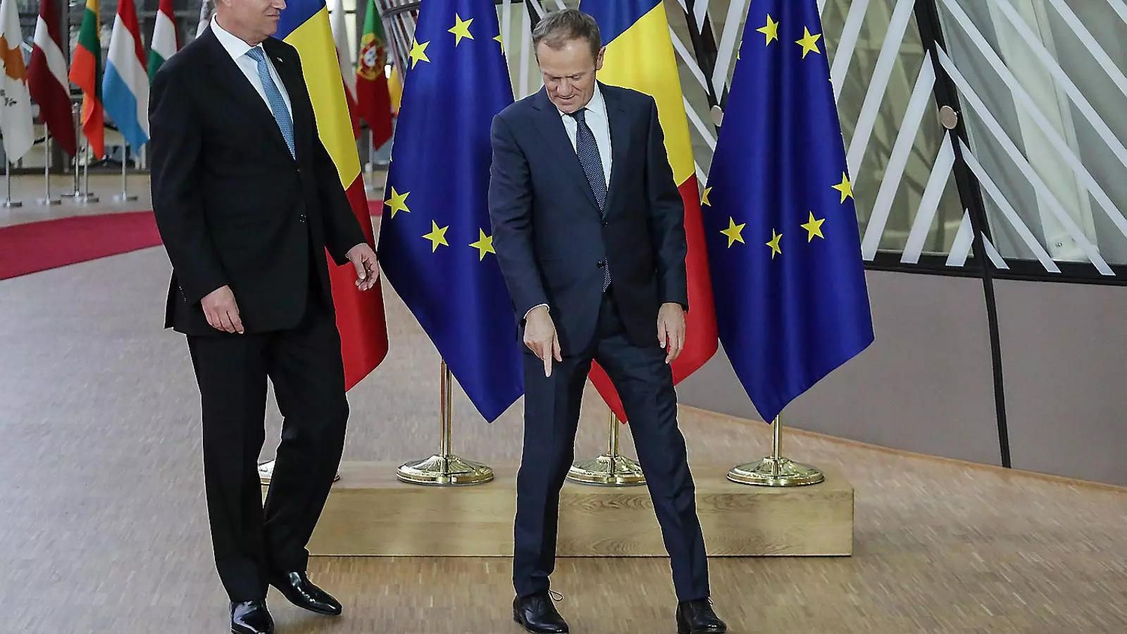 Donald Tusk donant la benvinguda a la seu del Consell d’Europa al president romanès, Klaus Iohannis, en una imatge d’arxiu.