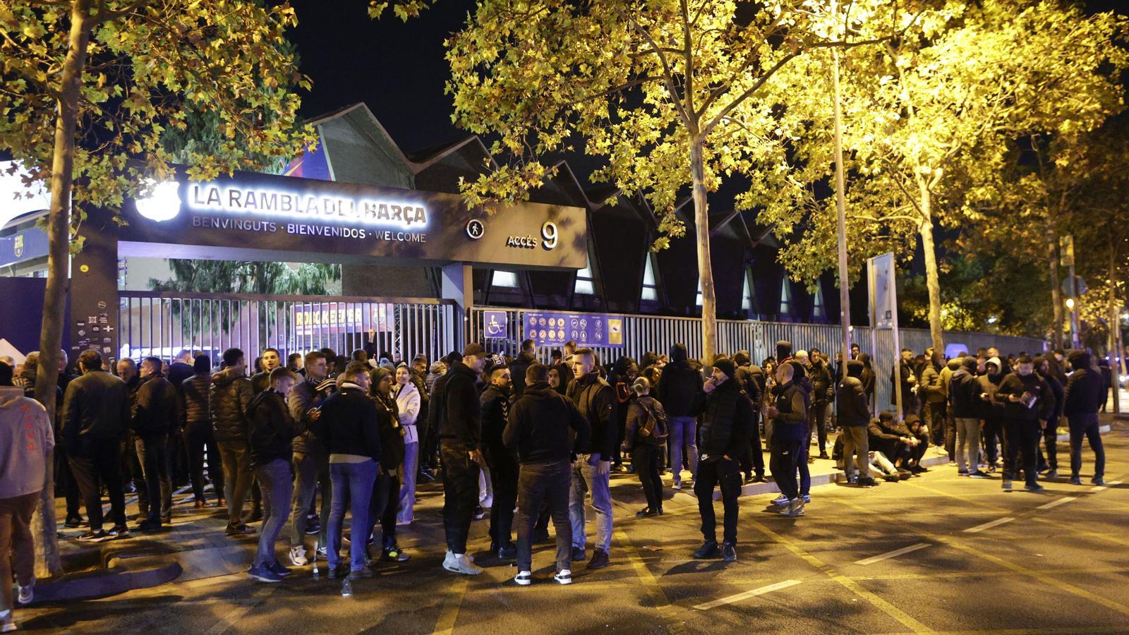 Els ultres del Partizan a les portes del Palau Blaugrana