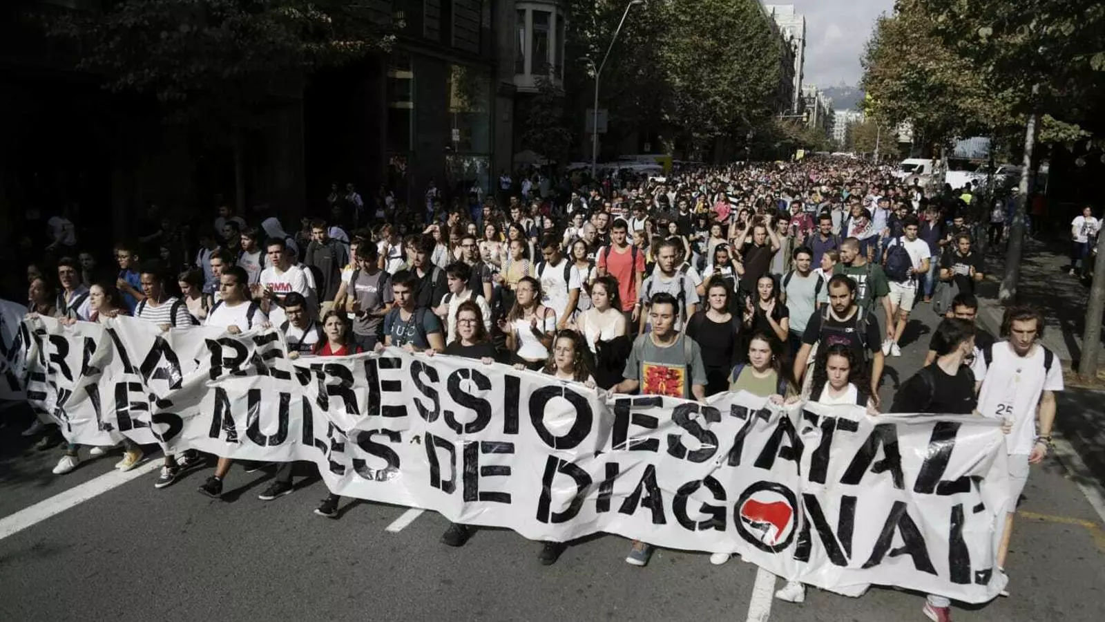 La columna d'estudiants de la Diagonal es dirigeix cap a plaça Catalunya.