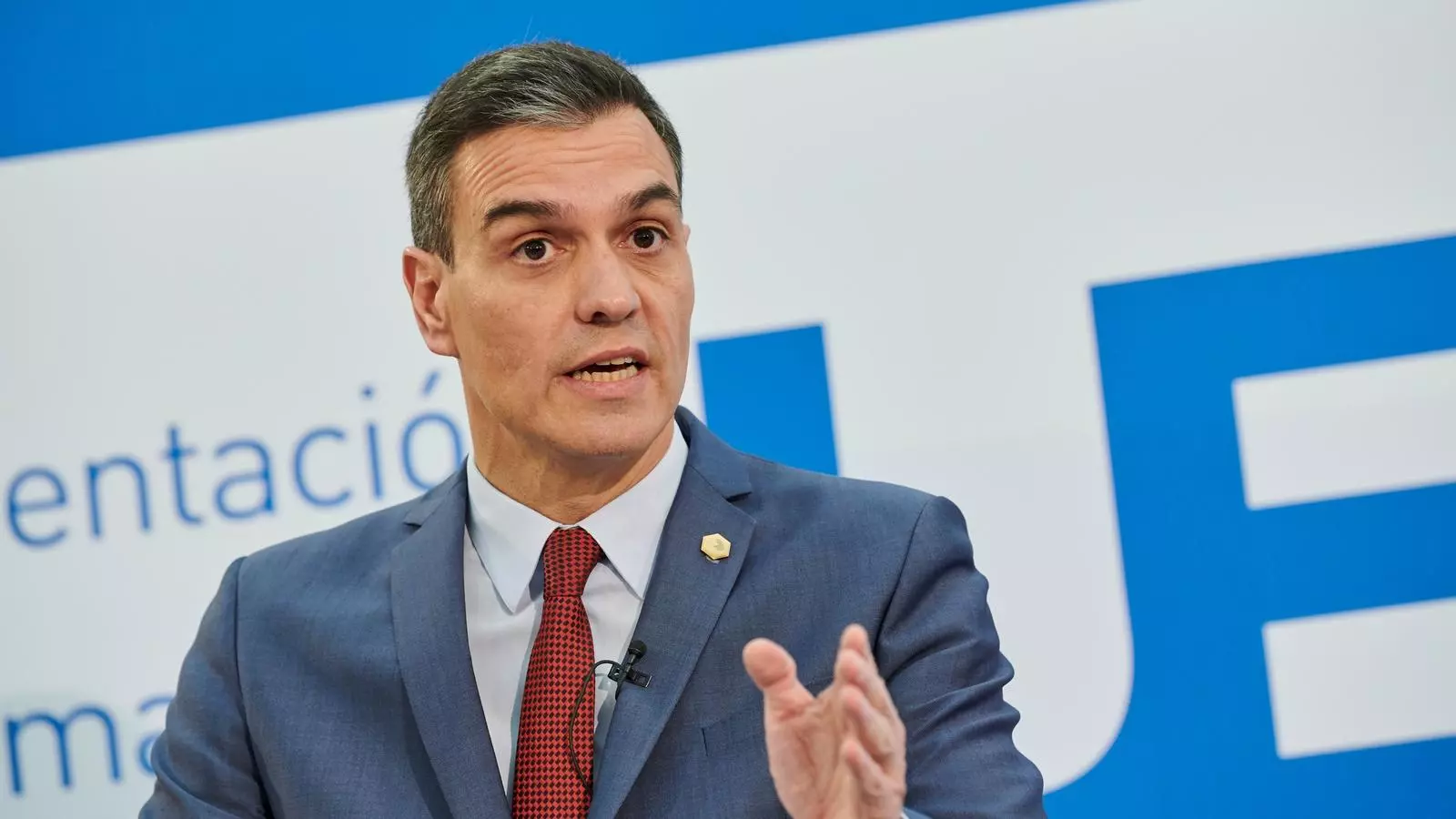 El president del govern espanyol, Pedro Sánchez, en roda de premsa des de Brussel·les després d'una llarga reunió del Consell Europeu.