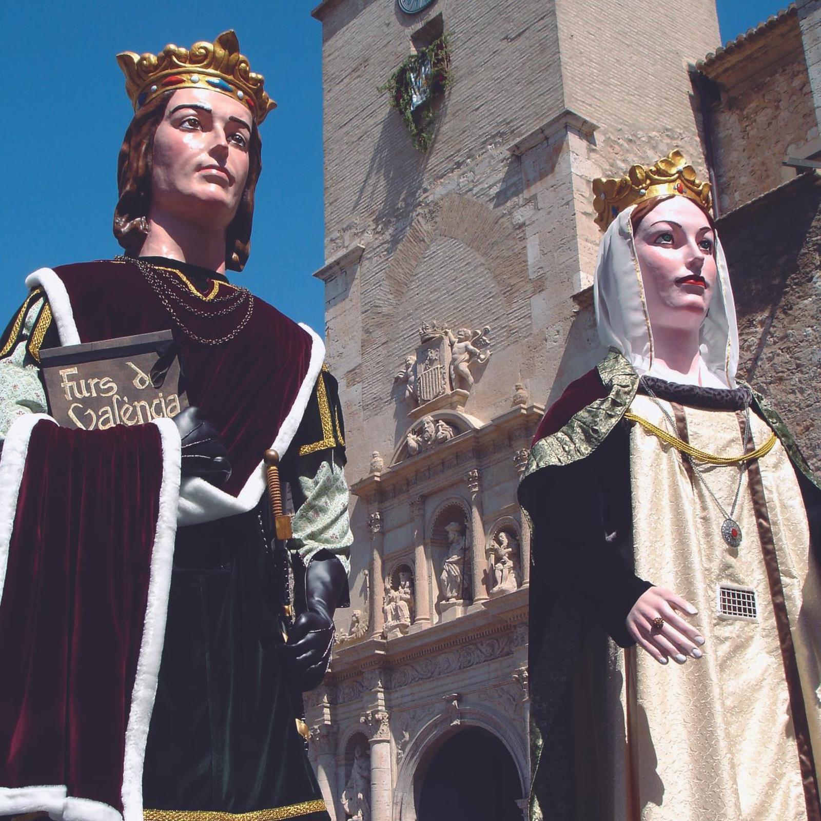 Jaume I i Violant, representats com a gegants a Algemesí.