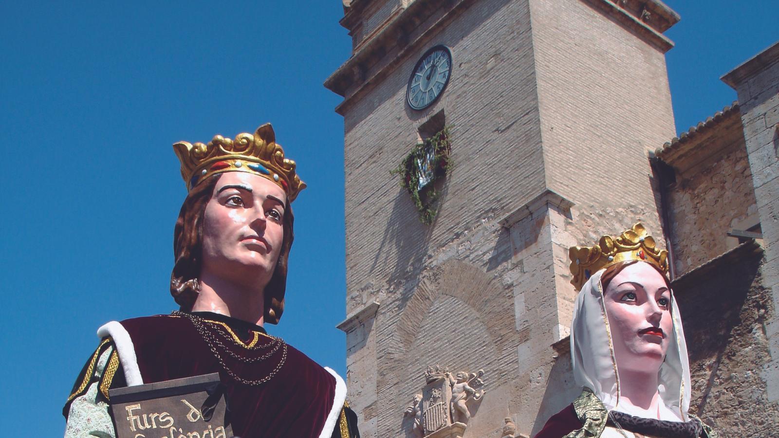 Jaime I y Violante, representados como gigantes en Algemesí.