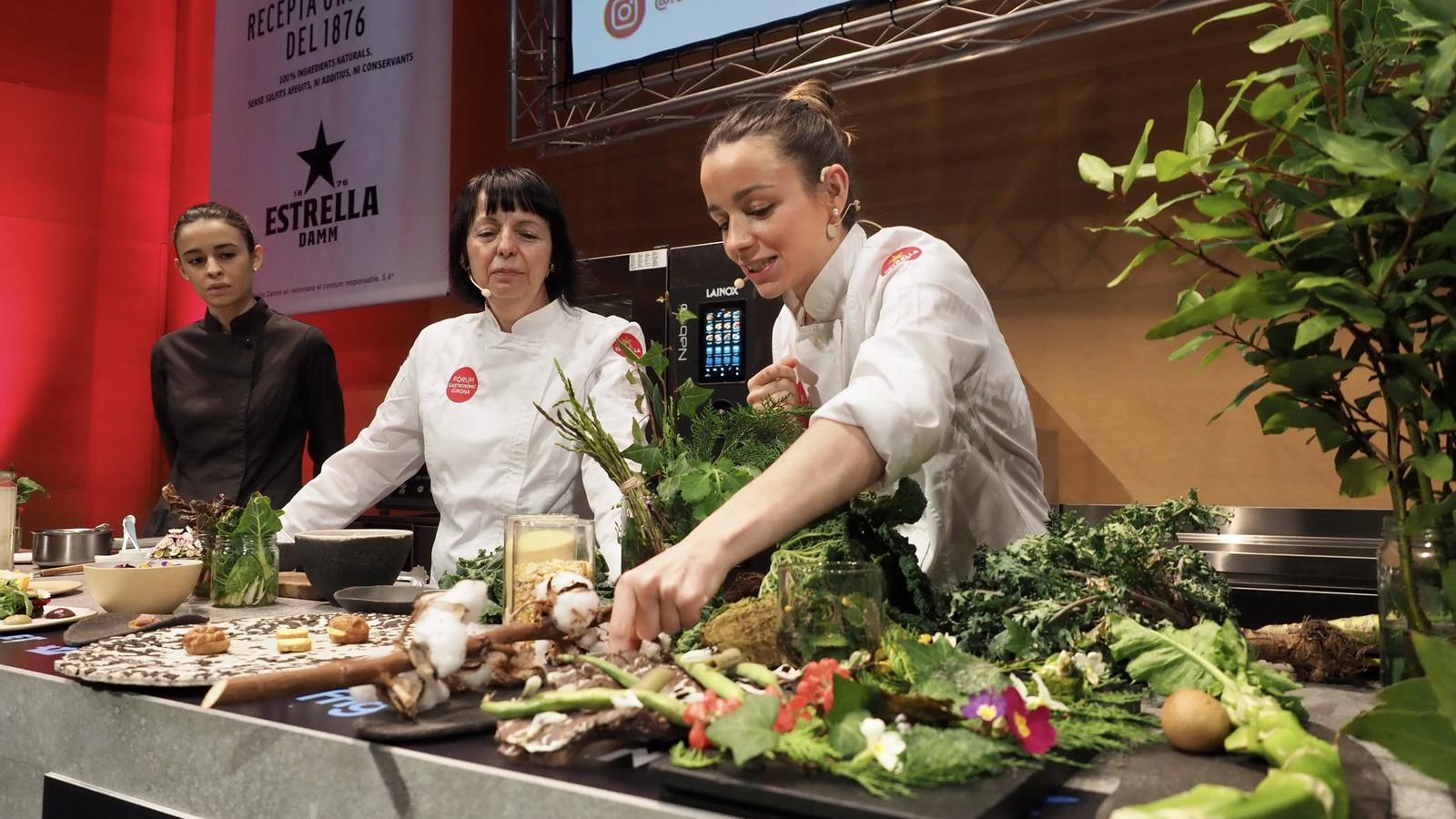 Les cuineres Martina Puigvert, Fina Puigdevall i Carlota Puigvert (d'esquerra a dreta) en un dels 'showcookings' del Fòrum