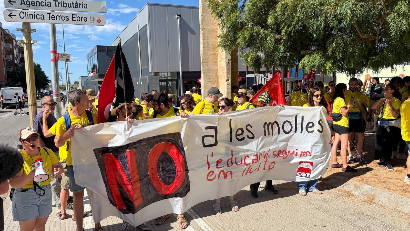 The teachers of Terres de l'Ebre demonstrate in the streets of Tortosa