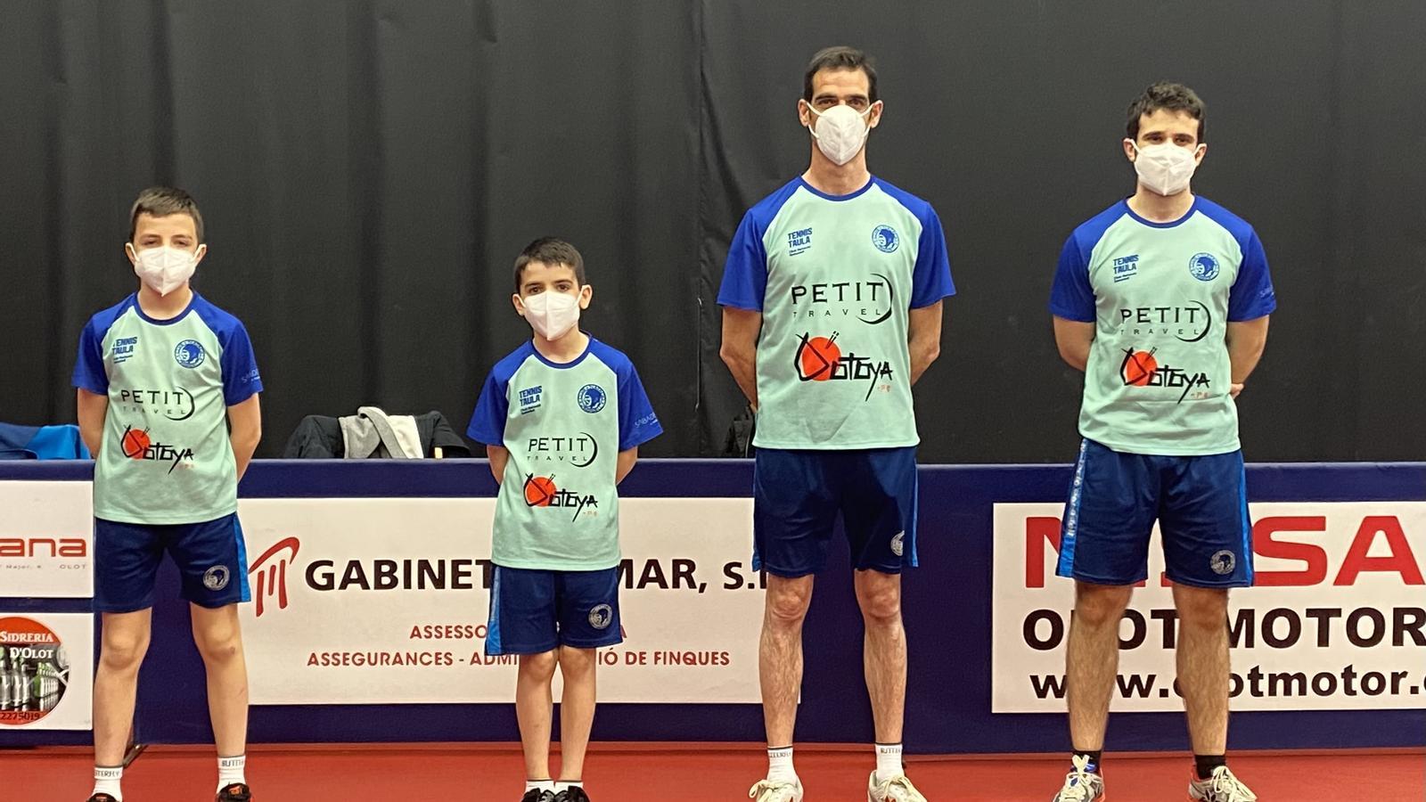 L'equip del CN Sabadell de tennis taula, amb tres membres de la mateixa família