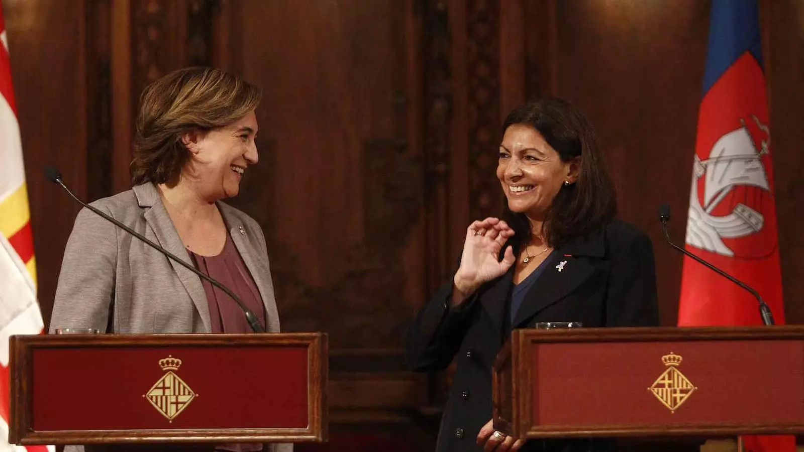 Ada Colau, alcaldessa de Barcelona, i Anne Hidalgo, alcaldessa de París, avui a l'Ajuntament de Barcelona