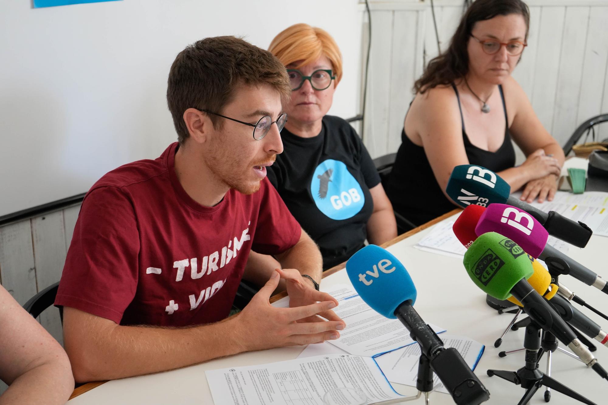 El portaveu del la plataforma, Pere Joan Femenia, a la roda de premsa prèvia a la cadena humana del Trenc