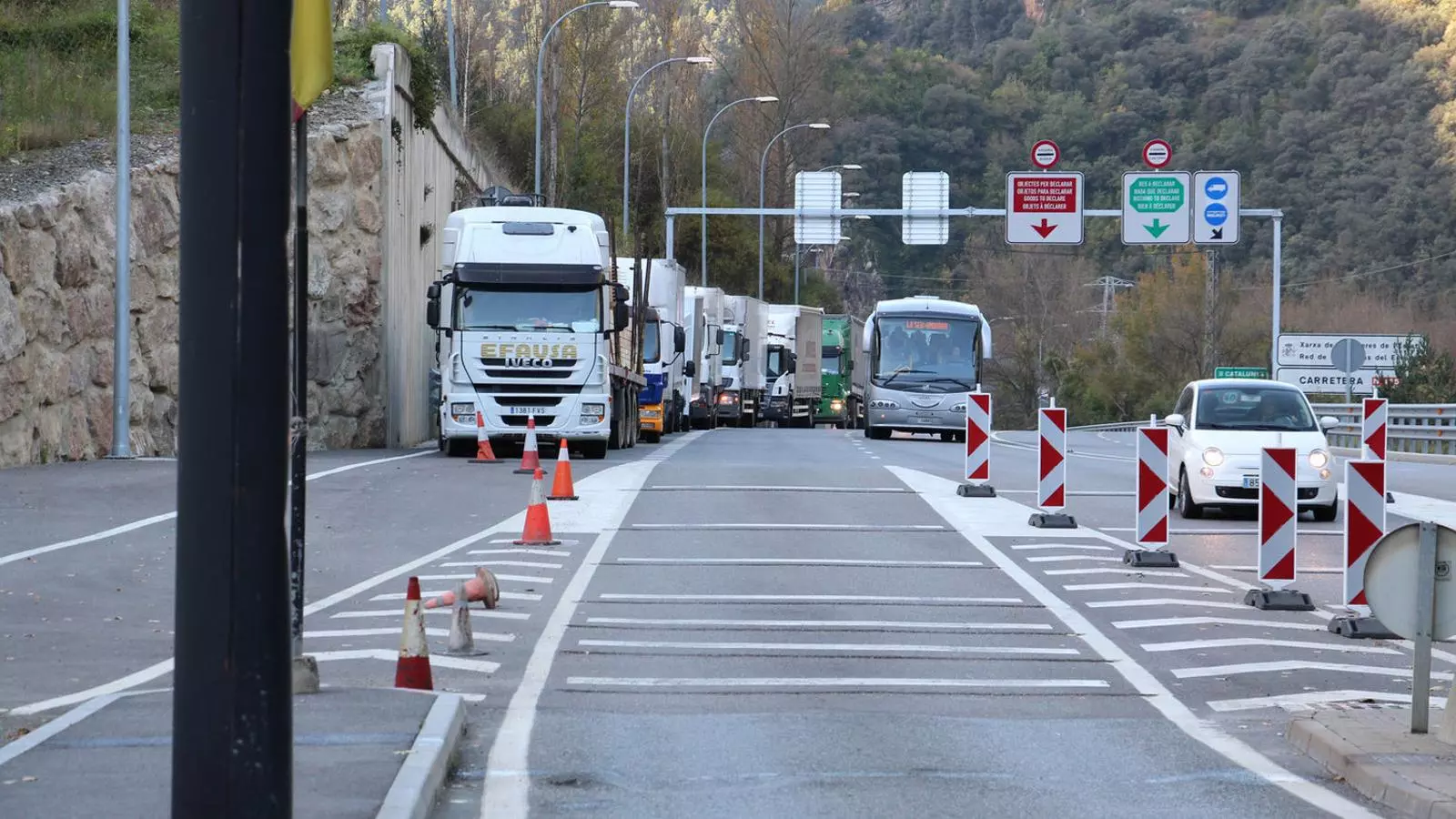 Camions fent cua per passar el país, a la duana hispanoandorrana./ Arxiu ANA