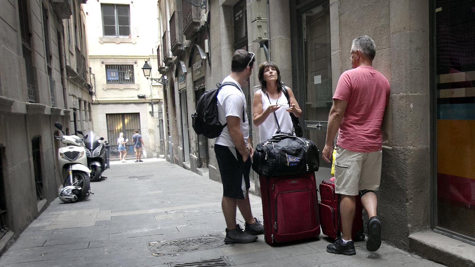 Tourists in Barcelona waiting to access a tourist apartment.