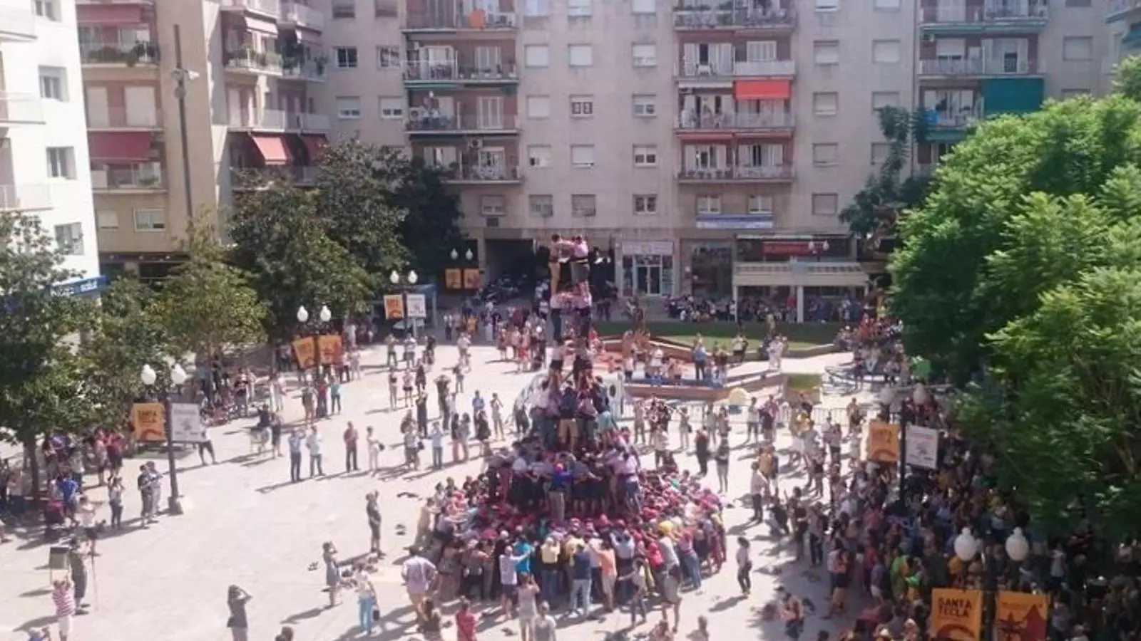 La Colla Jove Xiquets de Tarragona assajant el tres de deu amb folre i manilles