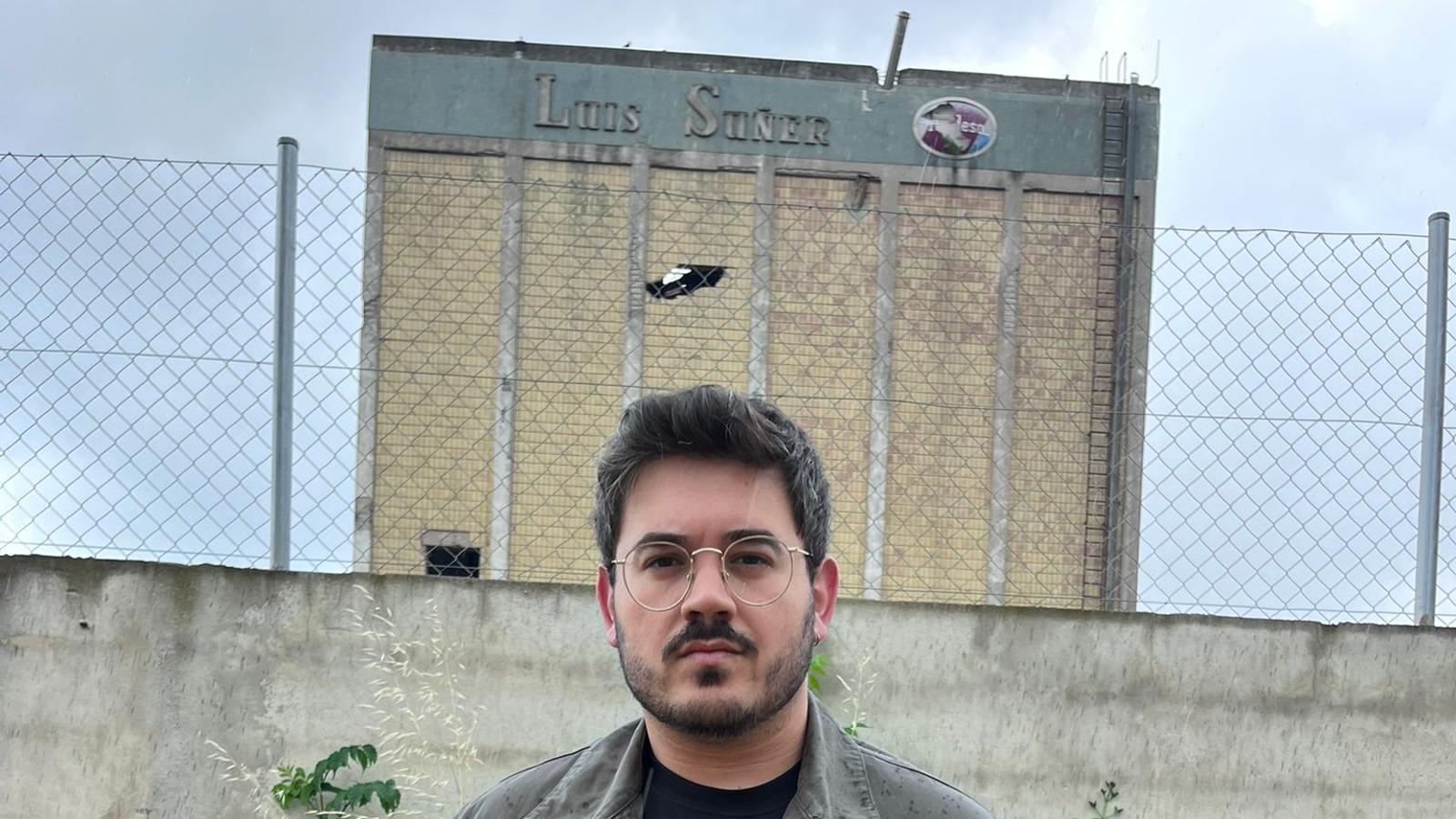 Valencian journalist Sergi Moyano with a copy of his book about the kidnapping of Valencian businessman Luis Suñer.