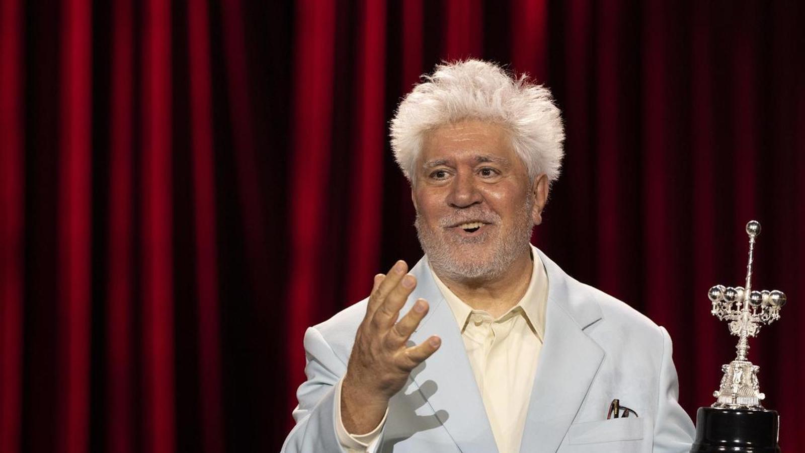 Pedro Almodóvar con el Premio Donostia del Festival de San Sebastián