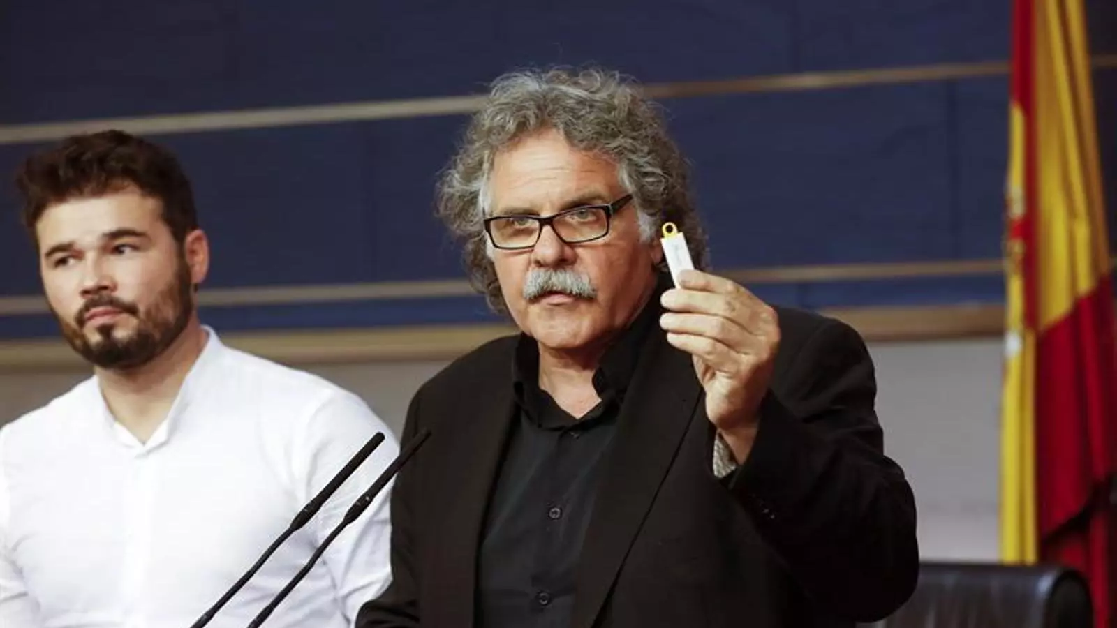 Joan Tardà ha lliurat a Rajoy en mà un llapis de memòria amb les gravacions de Fernández Díaz. EFE