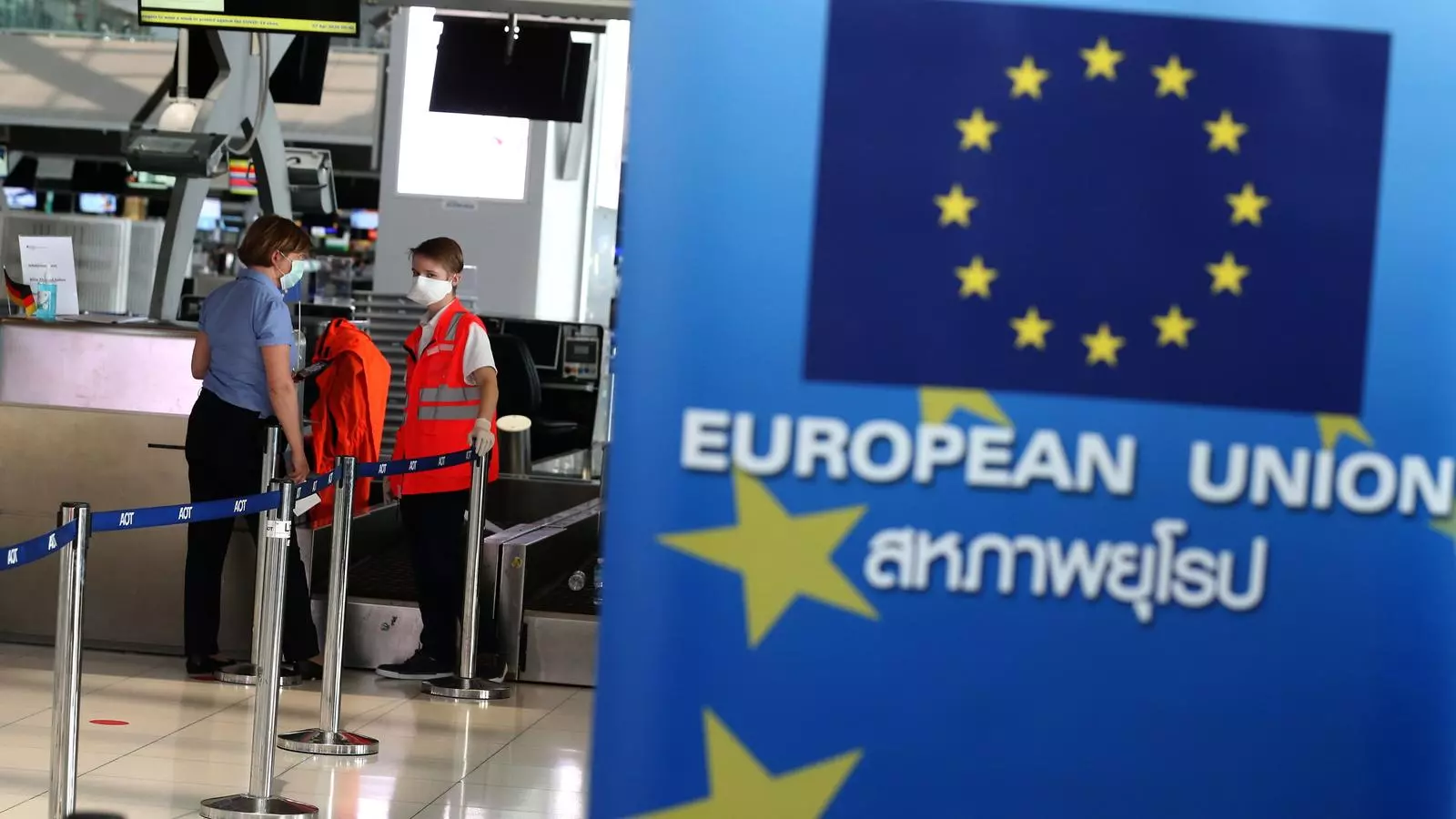 La UE repatria els seus ciutadans atrapats a Tailàndia des de l'aeroport de Bangkok, a principis d'abril, durant la pandèmia del covid-19