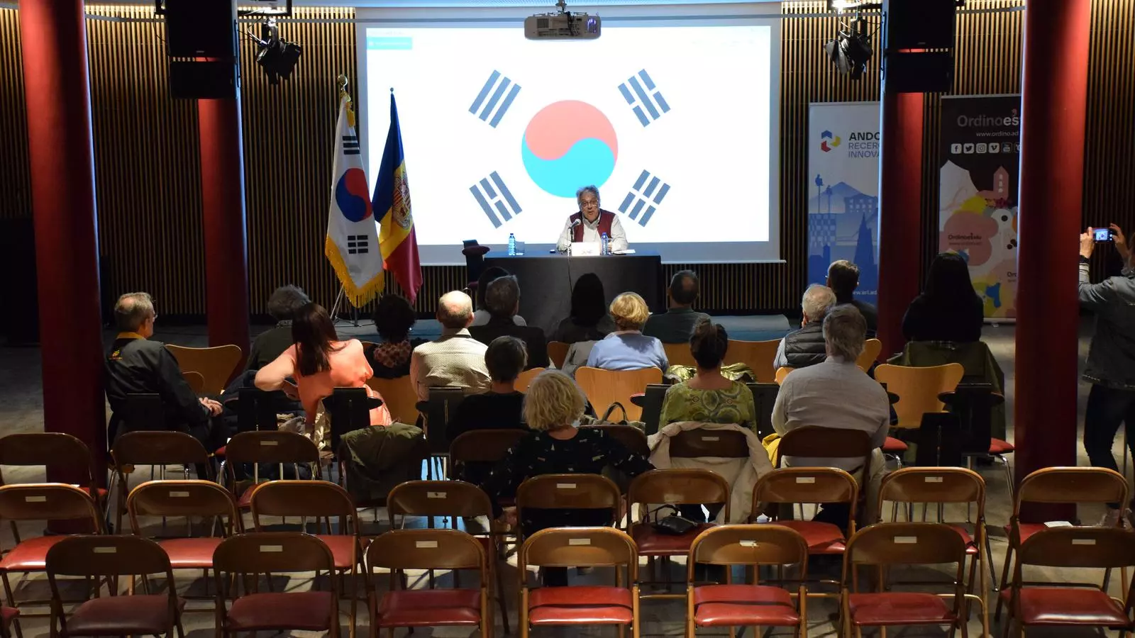 L'escriptor i director de l'editorial Kairós, Agustí Pàniker, durant la conferència 'El pluralisme religiós a Corea'.