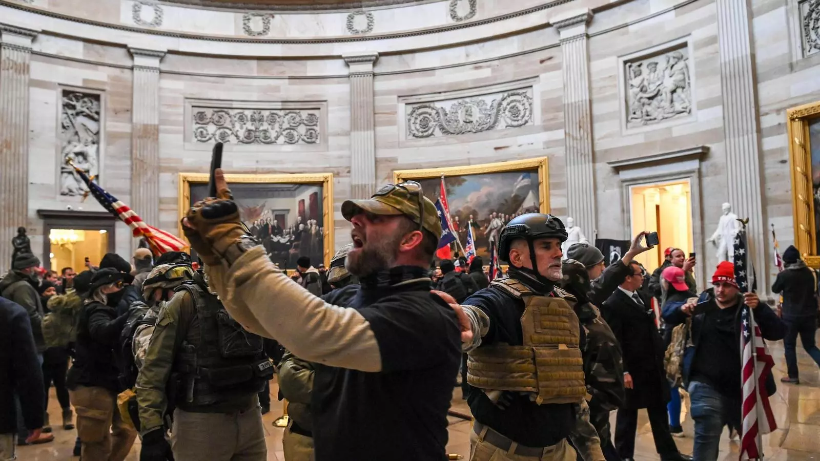 Manifestants seguidors de Donald Trump dins el Capitoli